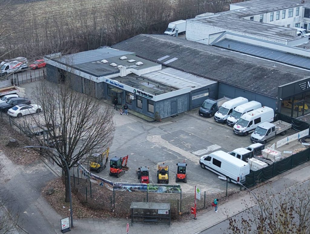 Gewerbebetrieb mit mehreren Fenstern