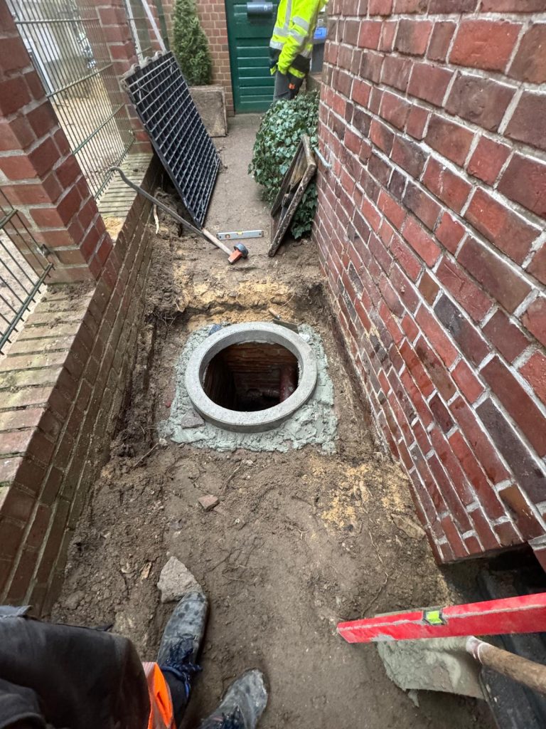 Baustelle mit Schachtöffnung sichtbar